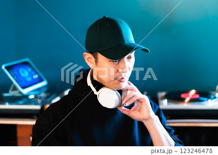 サウンドシステムを楽しむミドルの男性 サウンドシステムを楽しむミドルの男性 123246478