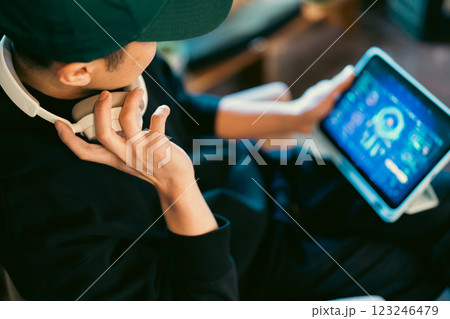 サウンドシステムを楽しむミドルの男性 123246479