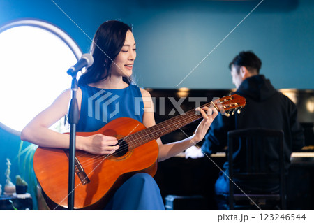 ステージでギターとピアノでセッションする男女 ステージでギターとピアノでセッションする男女 123246544