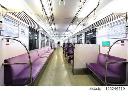 【JR四国】7000系の車内（予讃線：観音寺駅） 123246619