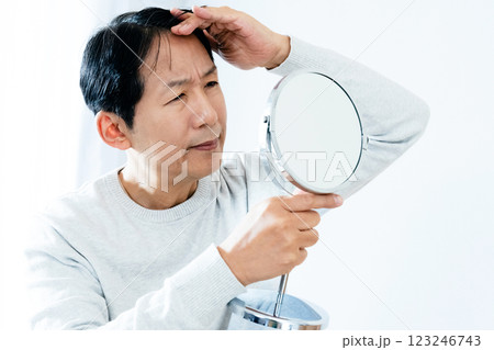 髪の毛を気にする中年男性 髪の毛を気にする中年男性 123246743