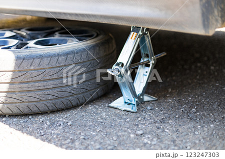 自動車　ジャッキアップ 123247303
