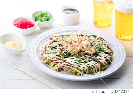 白いお皿に盛り付けた お好み焼き ( イカ玉 ) 白いお皿に盛り付けた お好み焼き ( イカ玉 ) 123247814