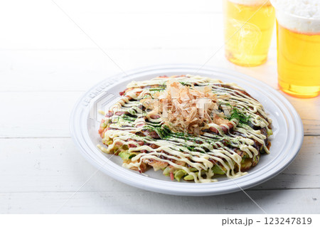 白いお皿に盛り付けた お好み焼き （ イカ玉 ） 123247819