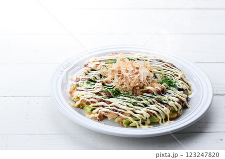 白いお皿に盛り付けた お好み焼き ( イカ玉 ) 白いお皿に盛り付けた お好み焼き ( イカ玉 ) 123247820