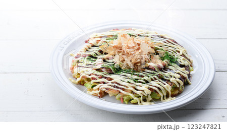 白いお皿に盛り付けた お好み焼き ( イカ玉 ) 白いお皿に盛り付けた お好み焼き ( イカ玉 ) 123247821