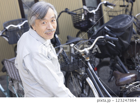 自転車と作業服の男性 123247864
