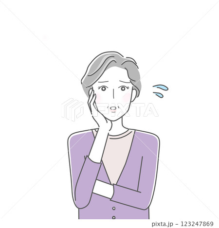 腕を組み悩みのある困った表情のシニア女性 腕を組み悩みのある困った表情のシニア女性 123247869