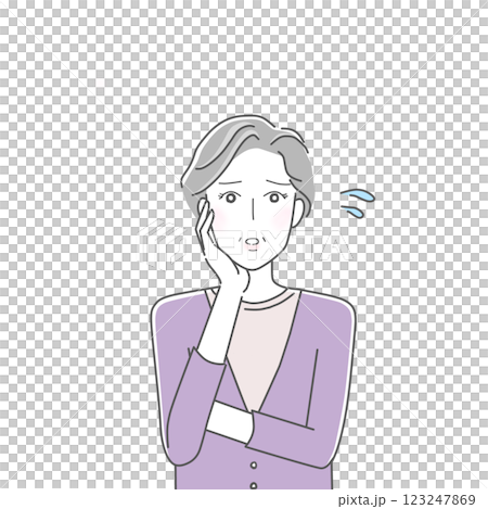 腕を組み悩みのある困った表情のシニア女性 腕を組み悩みのある困った表情のシニア女性 123247869