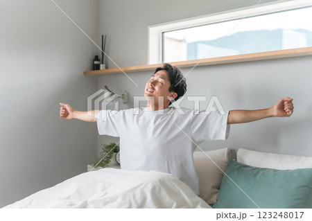 朝起床する男性(睡眠・覚醒・眠り) 朝起床する男性(睡眠・覚醒・眠り) 123248017