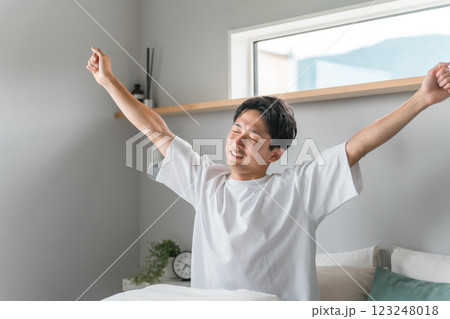 朝起床する男性（睡眠・覚醒・眠り） 123248018