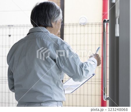 点検する作業服を着たシニア男性 点検する作業服を着たシニア男性 123248068