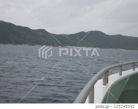 曇り空の海とフェリーの手すり 曇り空の海とフェリーの手すり 123248592