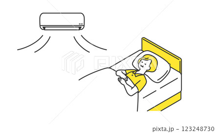睡眠：空調付きでベッドで眠るシニア女性 123248730