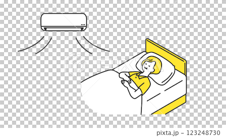 睡眠：空調付きでベッドで眠るシニア女性 123248730