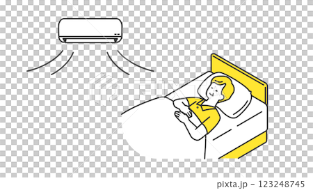 睡眠：空調付きでベッドで眠るシニア男性 123248745