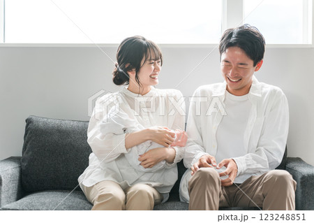 赤ちゃんを抱く夫婦・ママとパパ・新生児（子育て・育児） 123248851