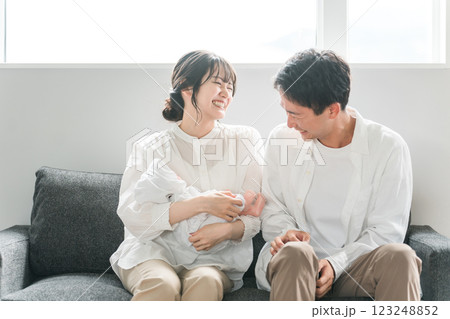 赤ちゃんを抱く夫婦・ママとパパ・新生児(子育て・育児) 赤ちゃんを抱く夫婦・ママとパパ・新生児(子育て・育児) 123248852