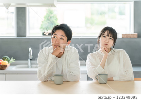 リビングで悩み・考える夫婦・カップル(悩む・回想・想像・将来・検討・計画) リビングで悩み・考える夫婦・カップル(悩む・回想・想像・将来・検討・計画) 123249095