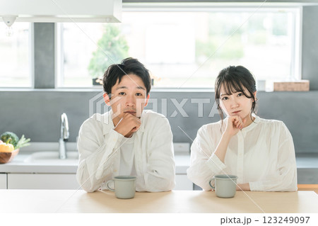 ダイニングに座る冷めた表情の若い夫婦・カップル(夫婦関係・倦怠期・マンネリ・仮面夫婦・夫婦喧嘩) ダイニングに座る冷めた表情の若い夫婦・カップル(夫婦関係・倦怠期・マンネリ・仮面夫婦・夫婦喧嘩) 123249097