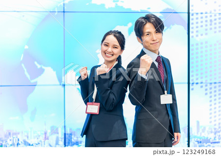 オフィスで働くビジネスパーソン 123249168