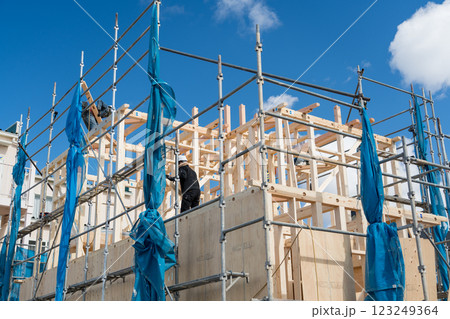 木造二階建て住宅の棟上げ　上棟 123249364