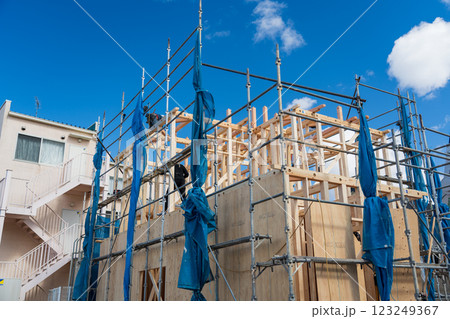 木造二階建て住宅の棟上げ 上棟 木造二階建て住宅の棟上げ 上棟 123249367