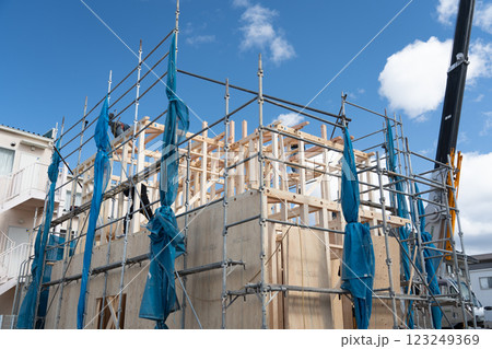 木造二階建て住宅の棟上げ 上棟 木造二階建て住宅の棟上げ 上棟 123249369