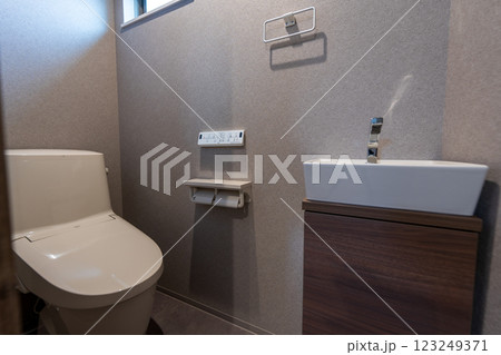 トイレ 123249371
