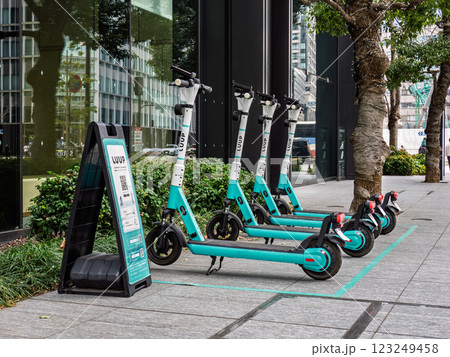 【LUUP】スマホで予約・決済できる電動アシスト自転車・電動キックボードのシェアリングサービス 123249458