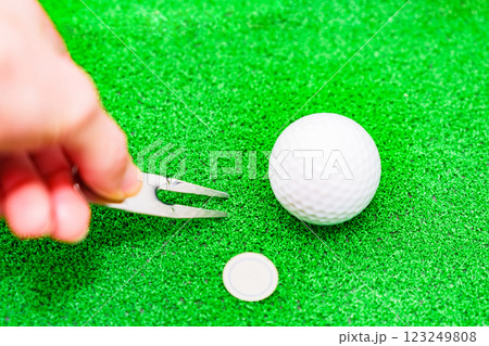 ゴルフボール と マーカー と グリーンフォーク 【 グリーン で使う ゴルフ道具 】 123249808