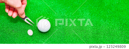 ゴルフボール と マーカー と グリーンフォーク 【 グリーン で使う ゴルフ道具 】 123249809