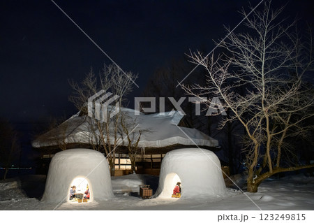 幻想的なかまくら祭りの夜 秋田県 幻想的なかまくら祭りの夜 秋田県 123249815