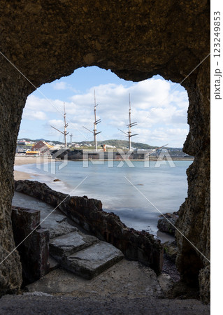 洞窟の出口と船 洞窟の出口と船 123249853