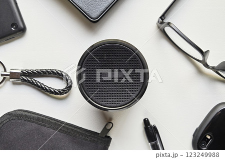 白背景の上のBluetoothスピーカー 123249988