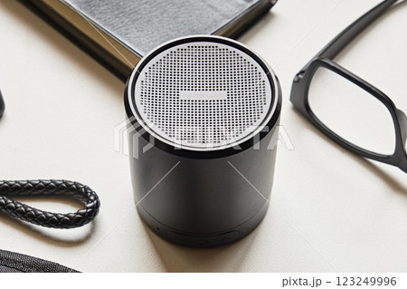 白背景の上のBluetoothスピーカー 123249996