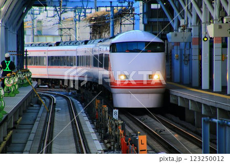 下り線の高架化を控えた『とうきようスカイツリー駅』を行く…  東武特急【いちごスペーシア】100系 123250012