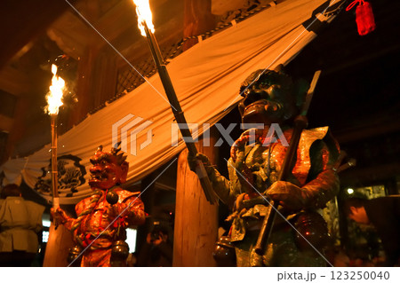 増井山随願の鬼追い式 暗闇の中松明を持って踊る赤鬼と青鬼 増井山随願の鬼追い式 暗闇の中松明を持って踊る赤鬼と青鬼 123250040