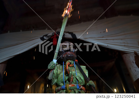 増井山随願の鬼追い式 暗闇の中松明を持って踊る赤鬼と青鬼 増井山随願の鬼追い式 暗闇の中松明を持って踊る赤鬼と青鬼 123250041