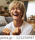 大笑いする金髪の日本人男性 123250097