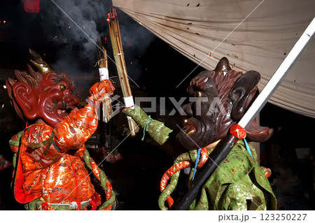 随願寺の鬼追い式 暗闇の中松明を叩き付ける赤鬼と青鬼 随願寺の鬼追い式 暗闇の中松明を叩き付ける赤鬼と青鬼 123250227