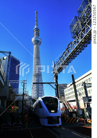 下り線の高架化を控えた『伊勢崎線・第2踏切』を行く… 東武特急【スペーシアX】N100系 下り線の高架化を控えた『伊勢崎線・第2踏切』を行く… 東武特急【スペーシアX】N100系 123250567