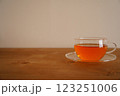 テーブルの上の紅茶（右） 123251006