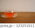 テーブルの上の紅茶(左） 123251011