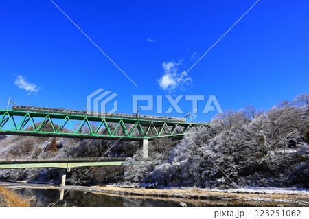 雪の鳥沢橋梁を渡る211系 雪の鳥沢橋梁を渡る211系 123251062