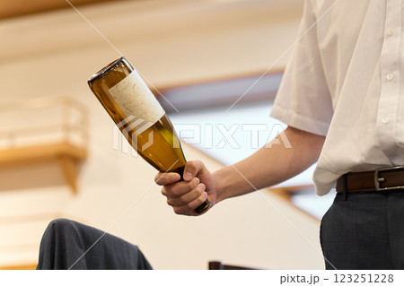 酒で暴力的になる男性 123251228