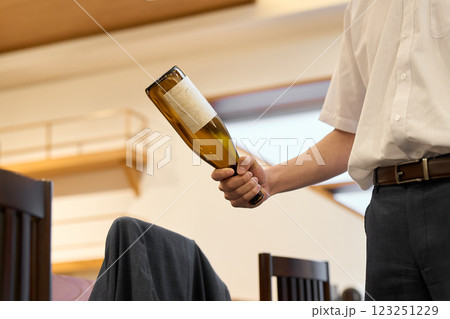 酒で暴力的になる男性 123251229