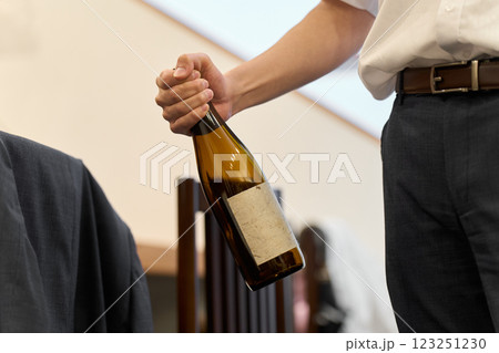 酒で暴力的になる男性 123251230