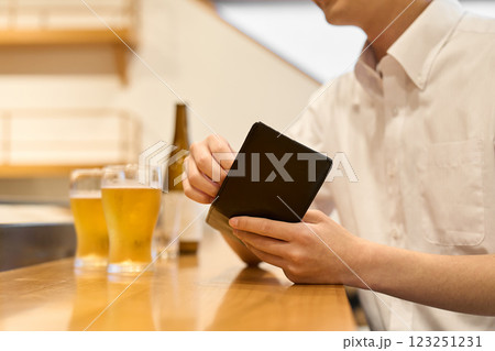 会計で支払いをする男性の手元 123251231