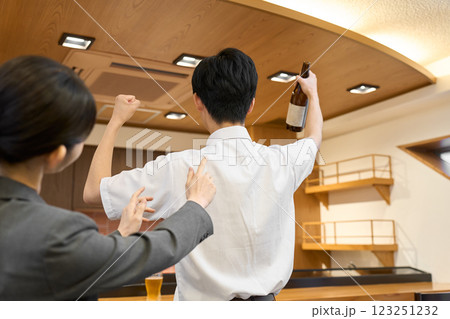 飲食店で騒ぐ男性客 123251232